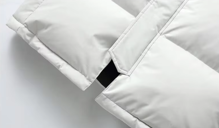 Warme lange heren pufferjas met gewatteerde voering en capuchon.