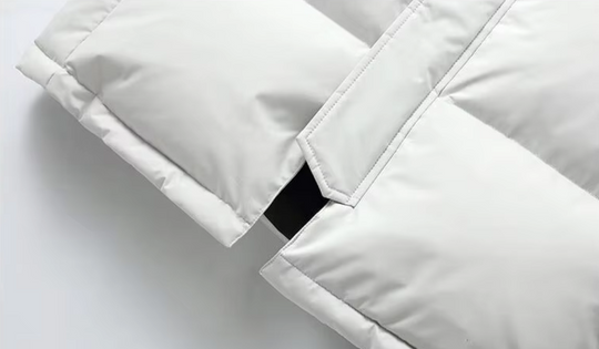 Warme lange heren pufferjas met gewatteerde voering en capuchon.