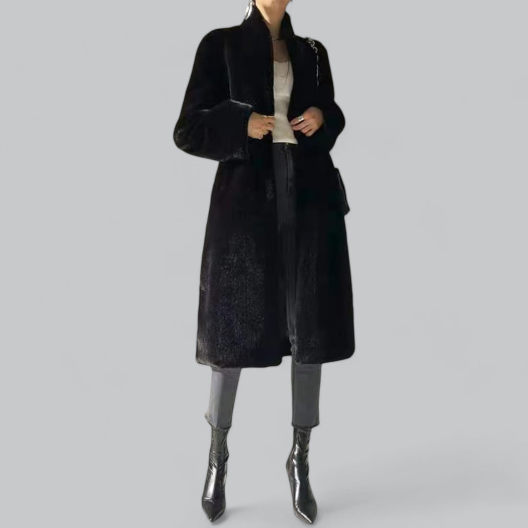 Lange elegante dames bontjas met een luxueuze uitstraling.