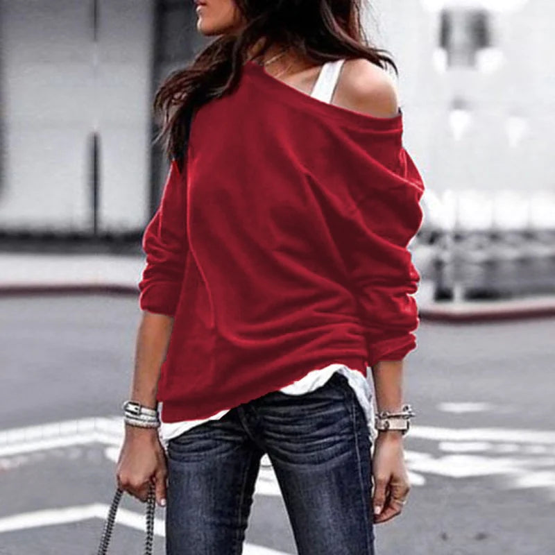 Tessa Vrouwelijke casual trui met een off-shoulder ontwerp en een comfortabele pasvorm. Deze sweater is perfect voor een trendy en ontspannen look, ideaal voor dagelijkse outfits.