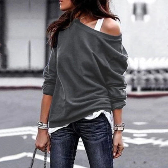 Tessa Vrouwelijke casual trui met een off-shoulder ontwerp en een comfortabele pasvorm. Deze sweater is perfect voor een trendy en ontspannen look, ideaal voor dagelijkse outfits.