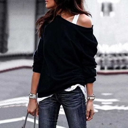 Tessa Vrouwelijke casual trui met een off-shoulder ontwerp en een comfortabele pasvorm. Deze sweater is perfect voor een trendy en ontspannen look, ideaal voor dagelijkse outfits.