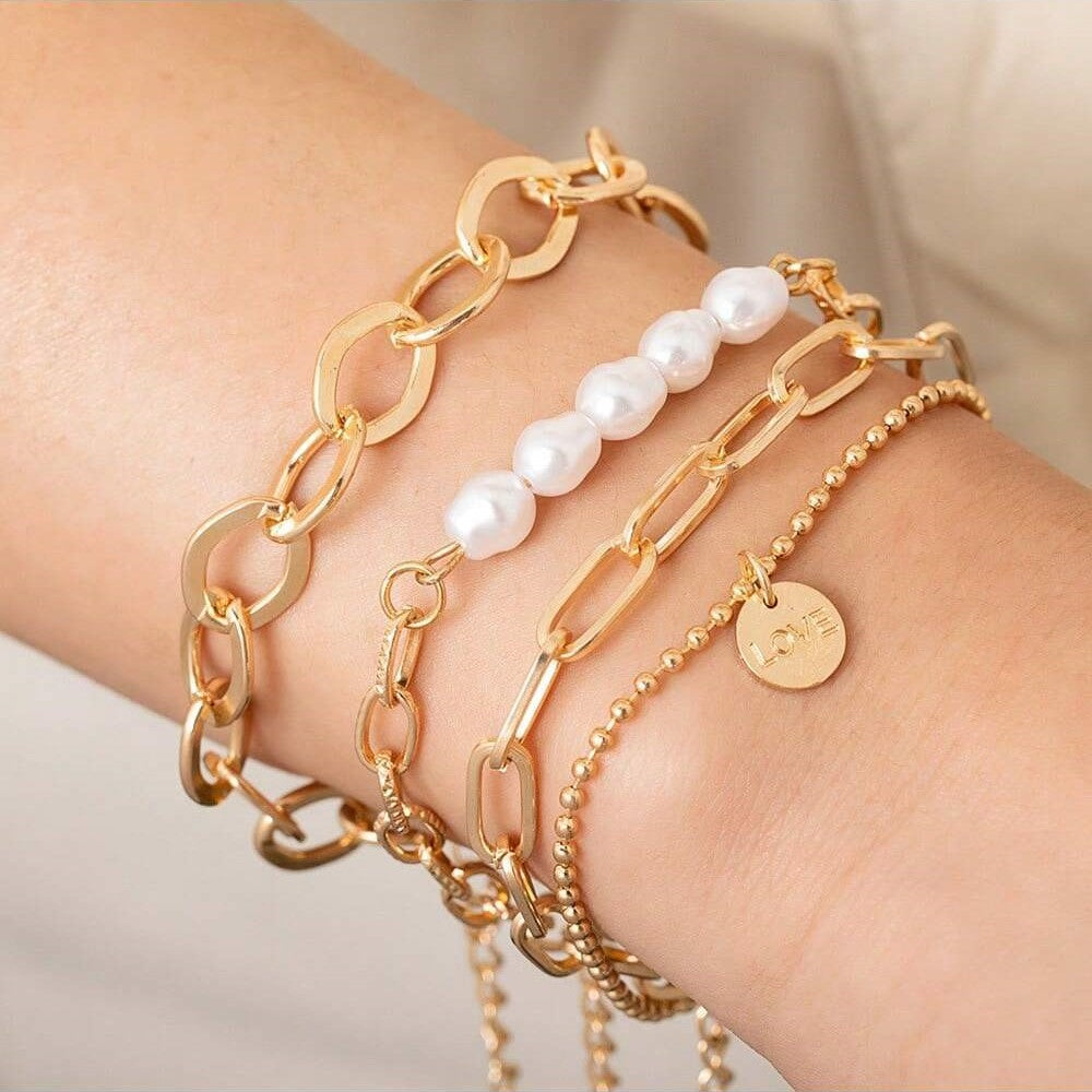 Armbanden met een mix van stijlen en een moderne uitstraling.

