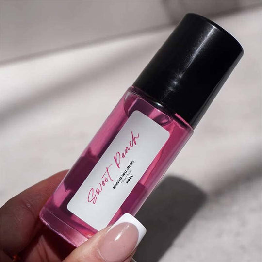 Roll-on parfum met een zachte en subtiele perziktoets.