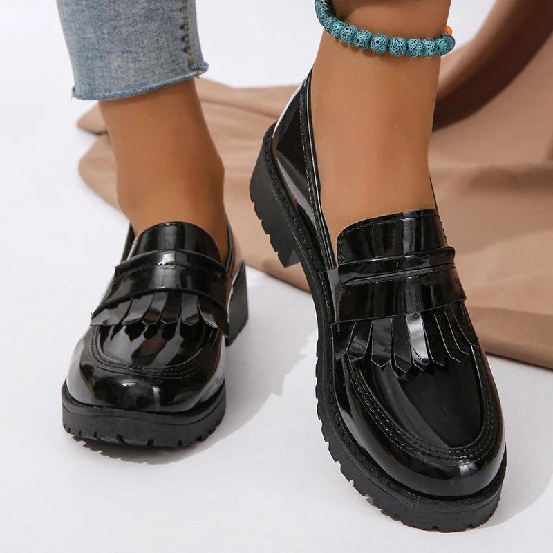Norella | Dames elegante loafers met glansfinish | Zwart