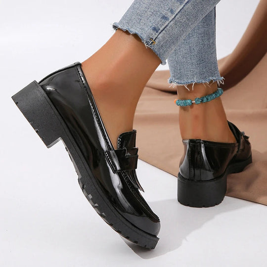 Norella | Dames elegante loafers met glansfinish | Zwart