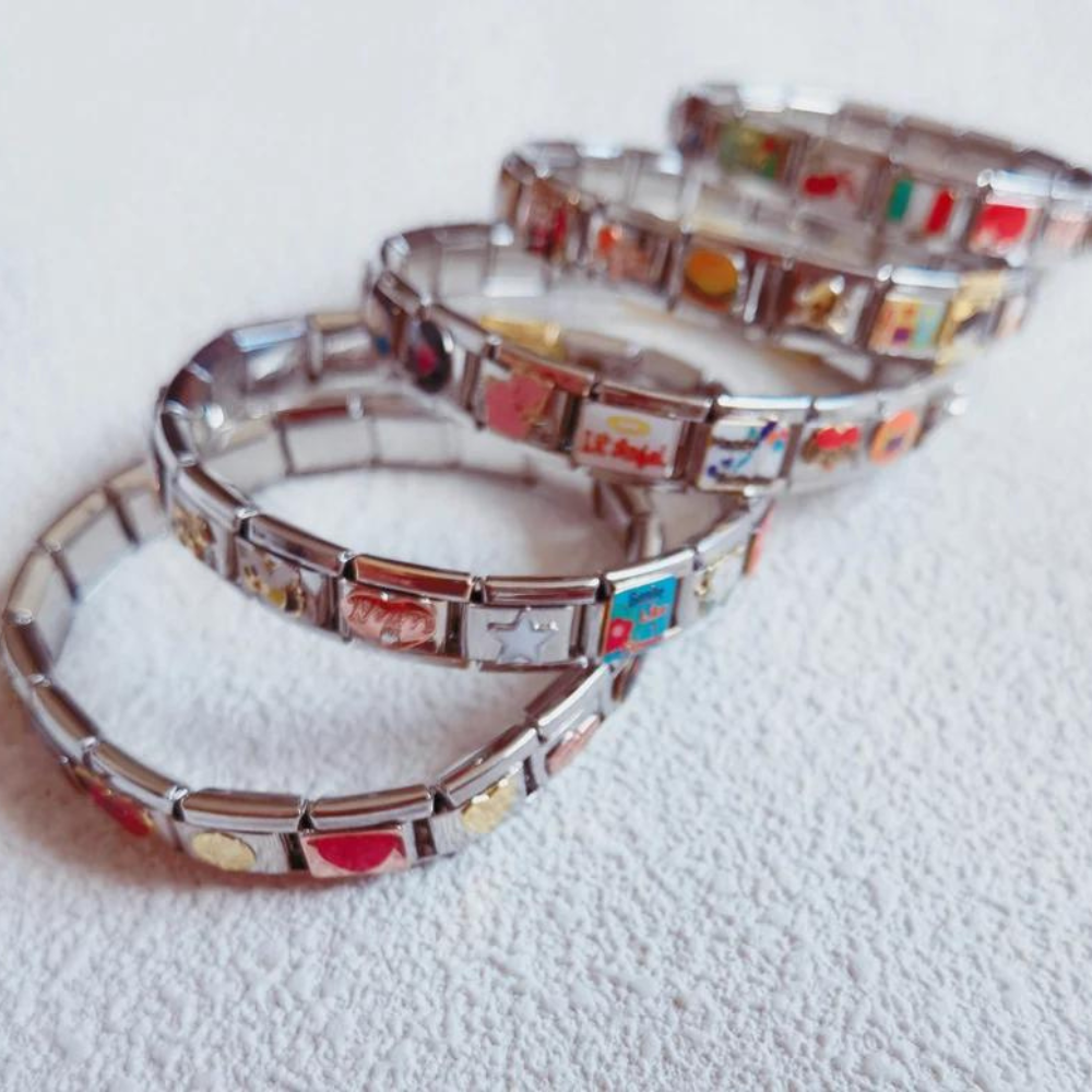 Stijlvolle armbanden met bedels, ontworpen voor een persoonlijke en unieke uitstraling.
