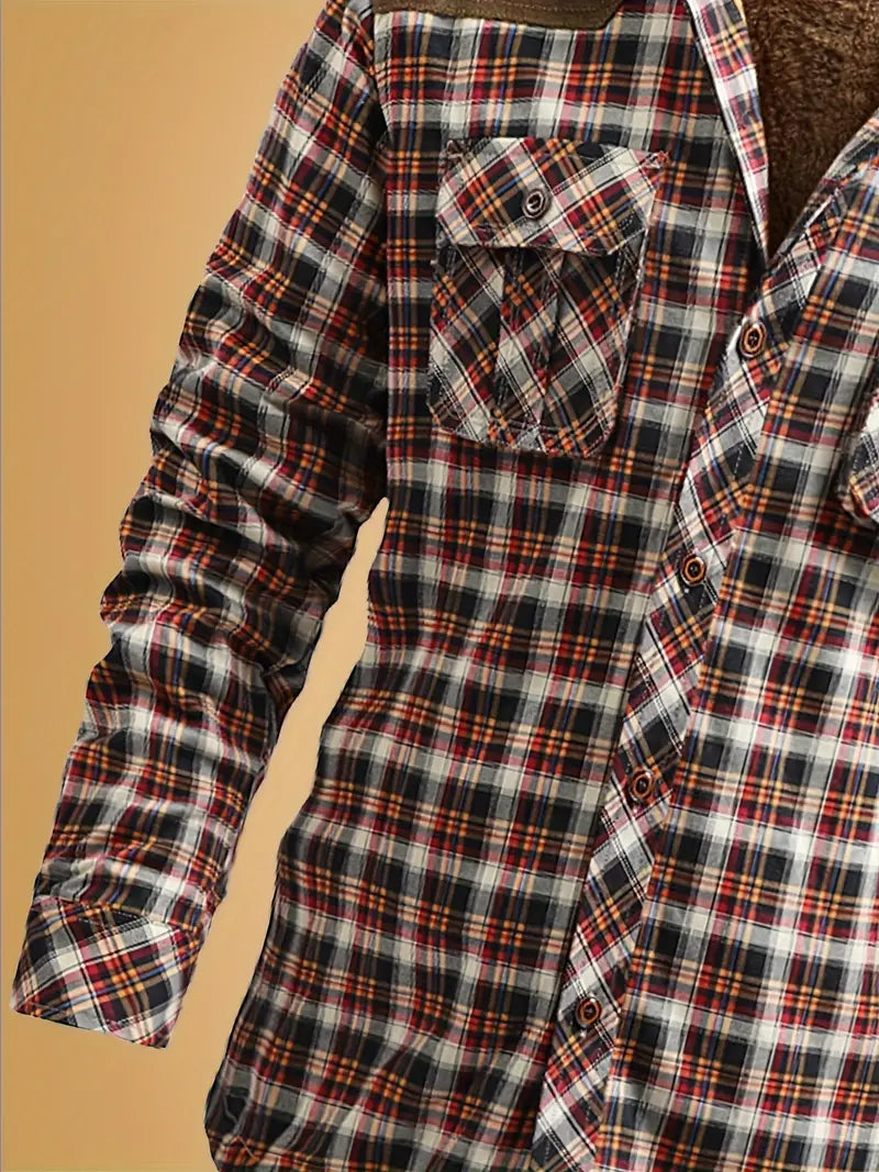 Herenjas met ruitpatroon en zachte stof, perfect voor comfort en stijl in elke setting. Inclusief borstzakken voor een praktische touch.