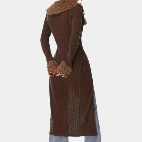 Achterzijde van het lange vest met luxe afwerking.