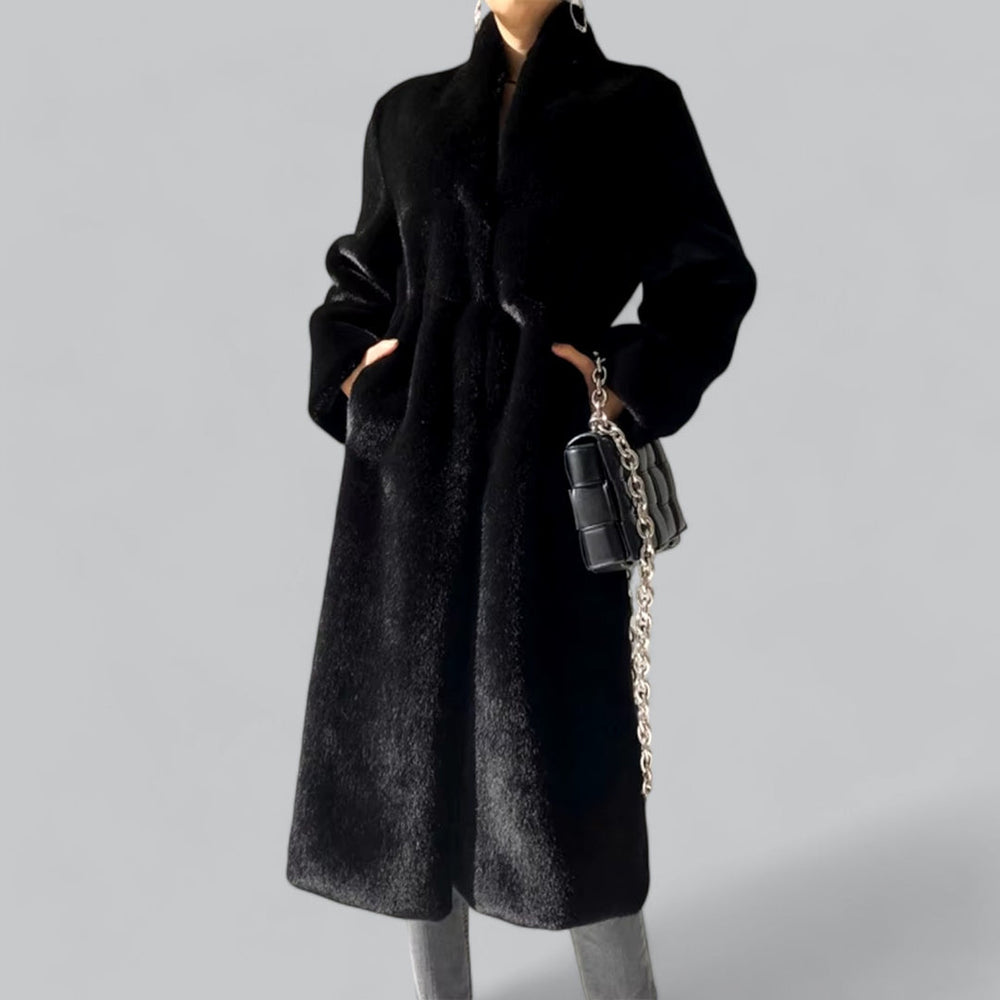 Modieuze faux fur jas gecombineerd met een stijlvolle outfit.