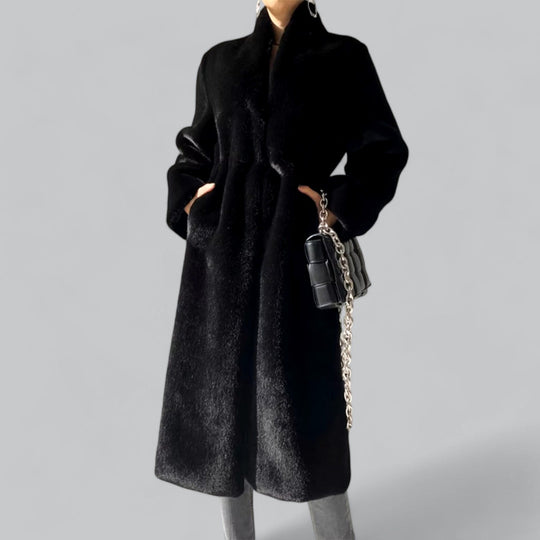 Modieuze faux fur jas gecombineerd met een stijlvolle outfit.