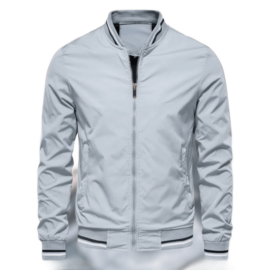 Trendy heren bomberjack met een lichte structuur en klassieke details, perfect voor een veelzijdige en stijlvolle look.