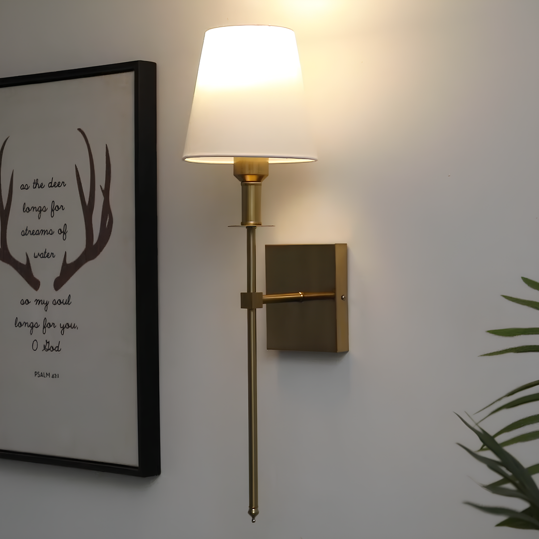 Helena Wandlamp wordt eenvoudig opgehangen aan een muur vol kunstwerken.

