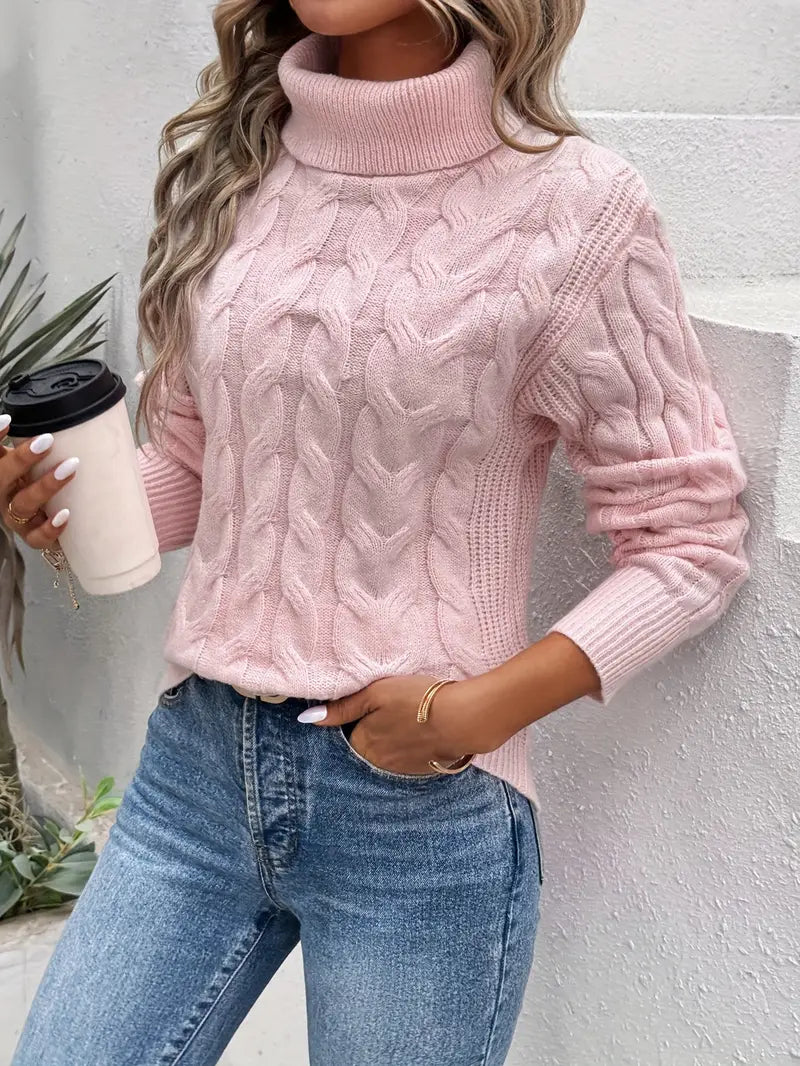 Femke Vrouwelijke warme coltrui met een kabelpatroon en een hoge kraag. De gebreide trui is perfect voor een comfortabele en stijlvolle look tijdens koelere dagen.