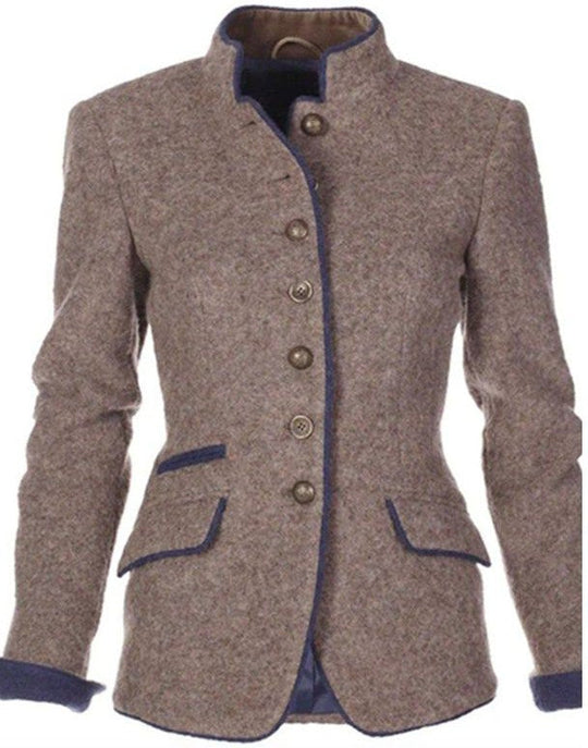 Vienna Vrouwelijke elegante blazer met een getailleerde pasvorm, perfect voor een chique en verfijnde uitstraling. De blazer heeft een knoopsluiting en praktische zakken, ideaal voor zowel zakelijke als casual gelegenheden.