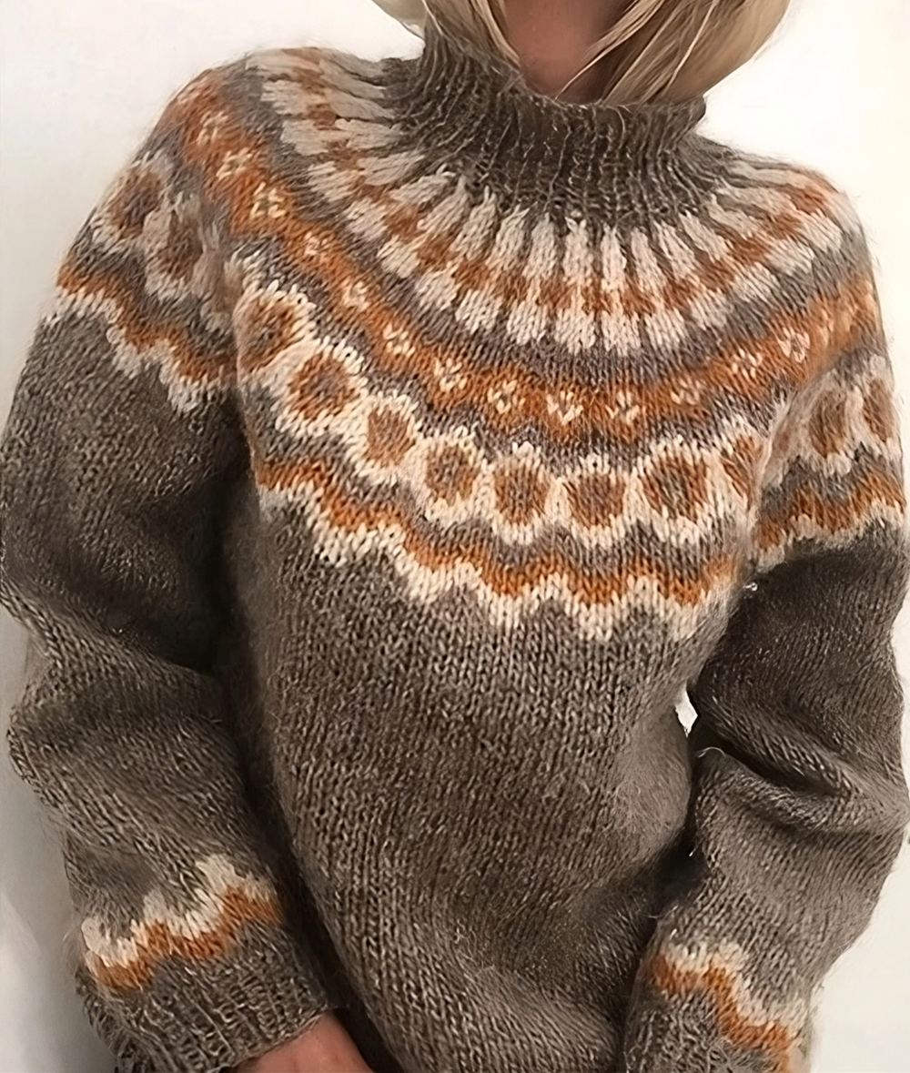 Vrouw draagt een warme wollen coltrui met Scandinavisch design.