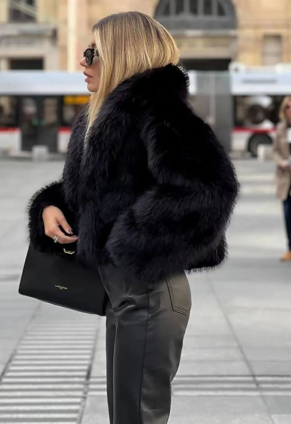 Faux fur damesjas met een tijdloos en trendy design.