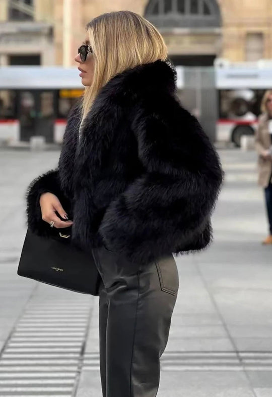 Faux fur damesjas met een tijdloos en trendy design.