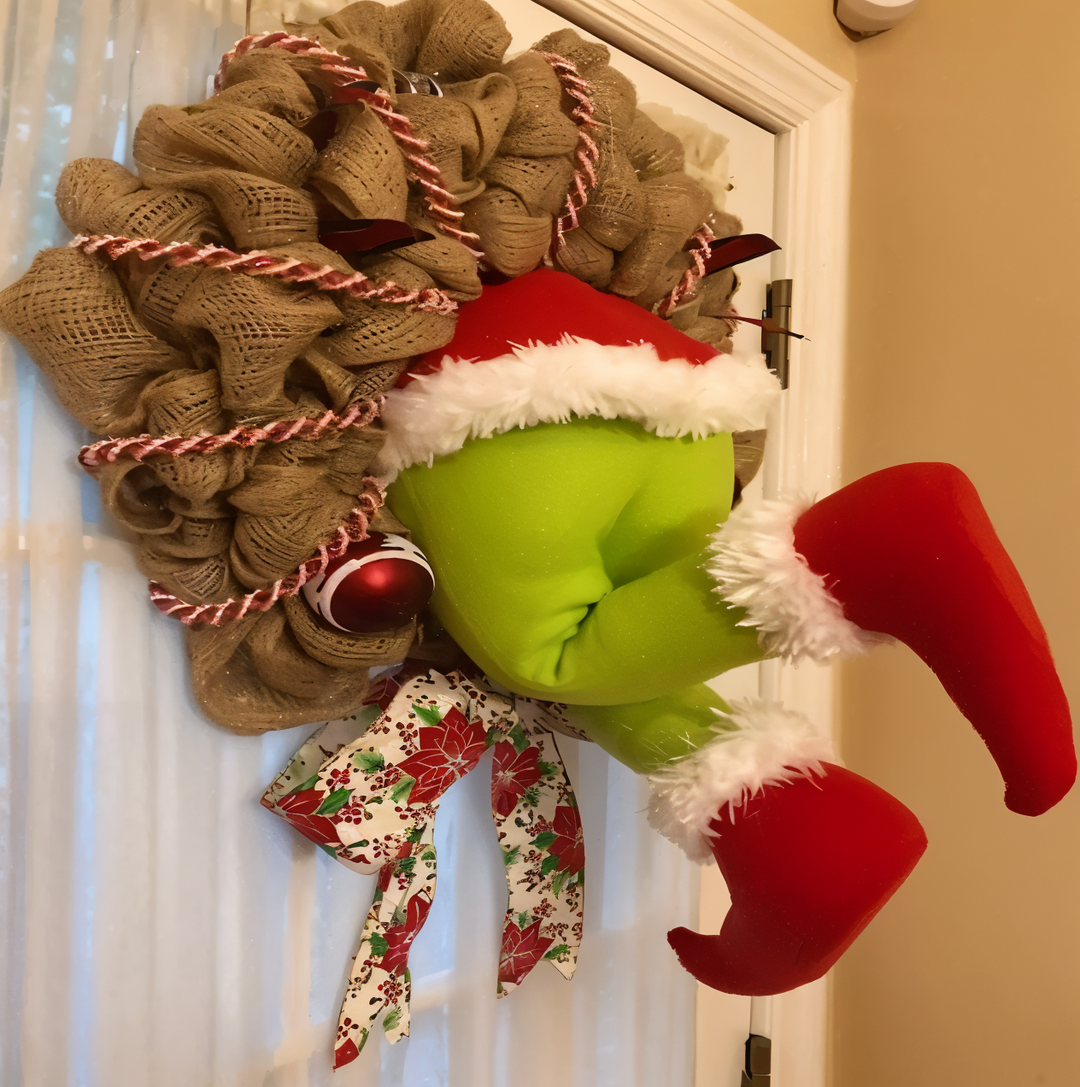 GrinchWreath deurkrans met een speelse en humoristische uitstraling.