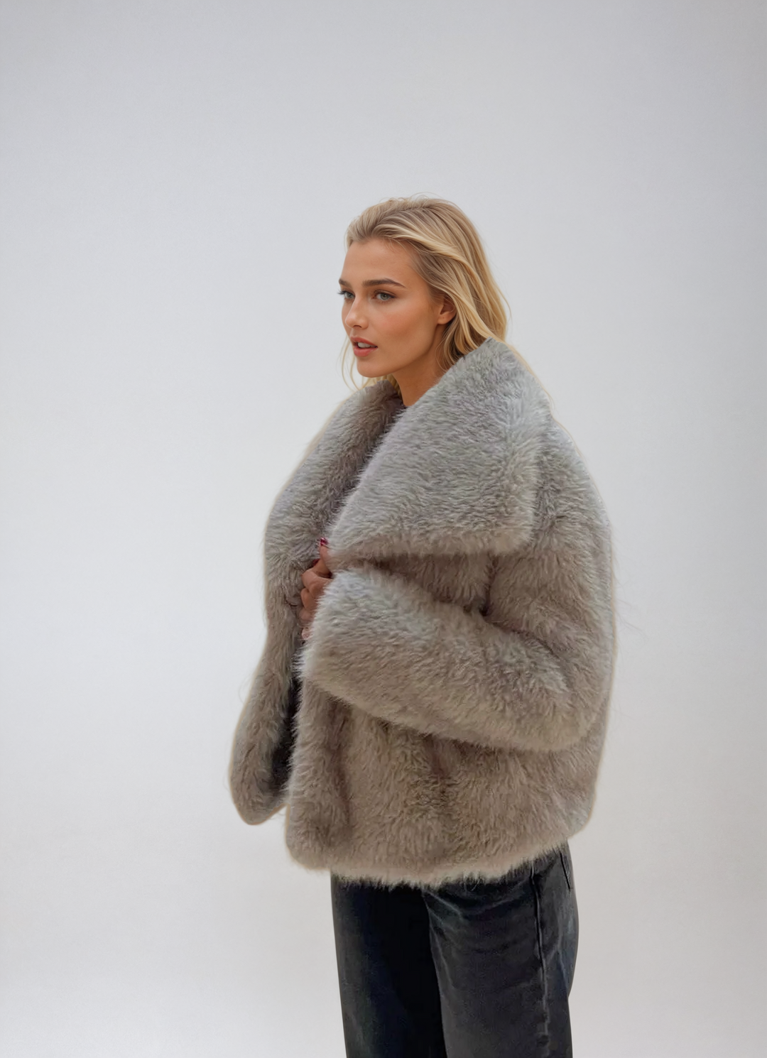 Stijlvolle damesjas van luxe faux fur met een royale kraag.