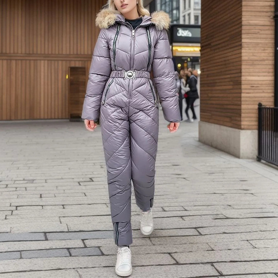Stijlvolle winter jumpsuit met luxe gevoerde capuchon.