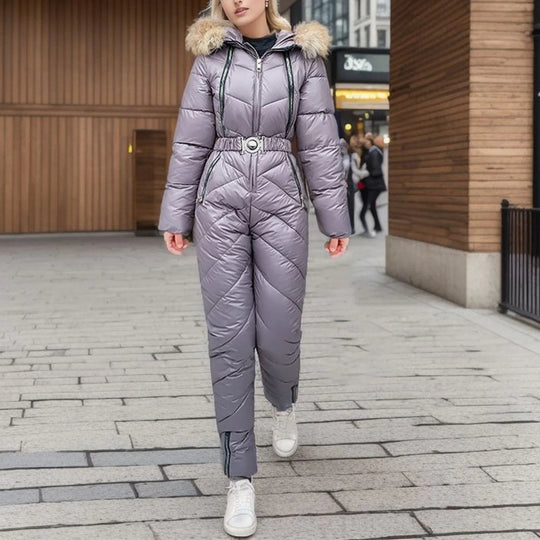 Stijlvolle winter jumpsuit met luxe gevoerde capuchon.