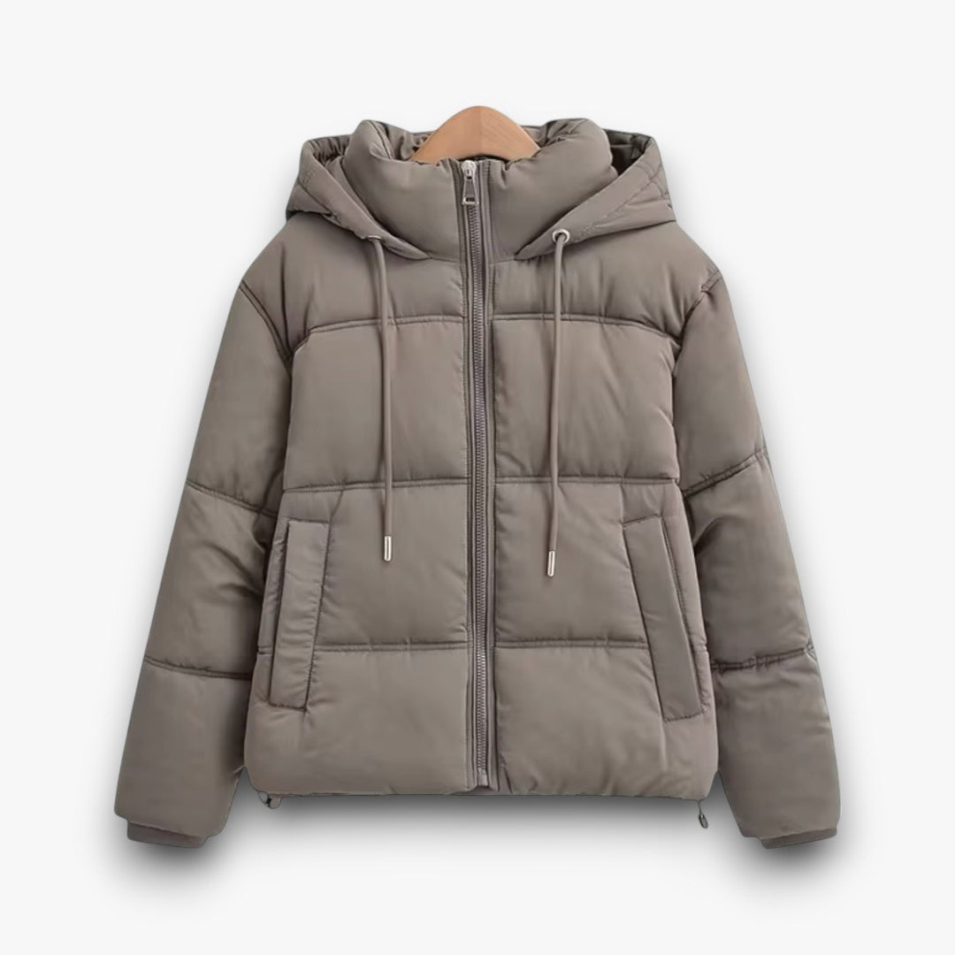 Warme dames winter parka met een gewatteerd ontwerp en capuchon.