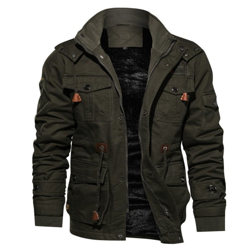 Warme en functionele heren winterjas, ontworpen om je te beschermen tegen de kou. De jas is voorzien van handige zakken en verstelbare details, ideaal voor een stijlvolle en comfortabele winterlook.