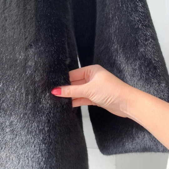 Winterse damesoutfit met een luxueuze lange jas.