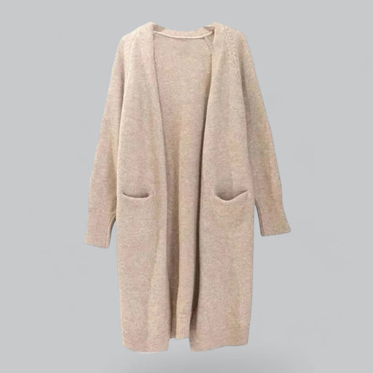 Elegant damesvest gecombineerd met een casual outfit.