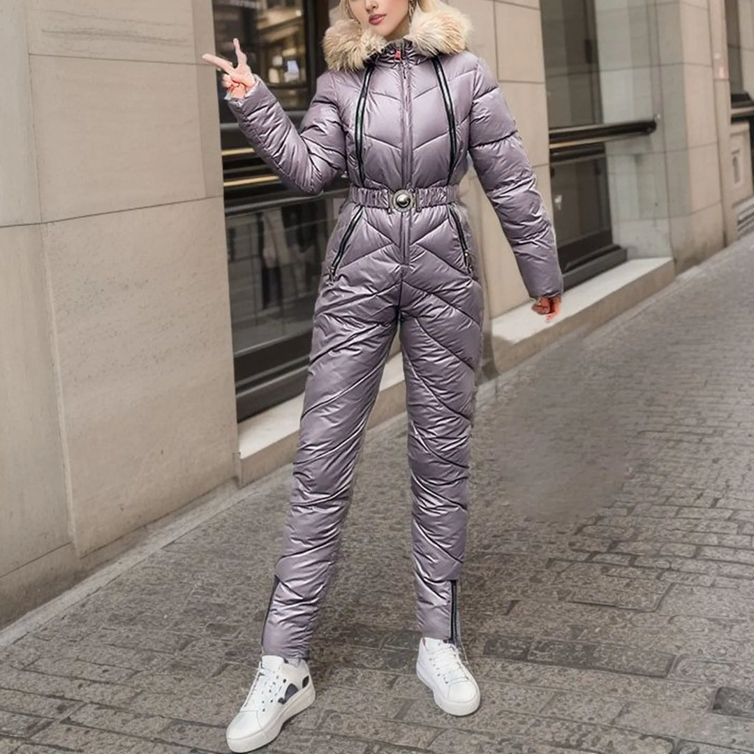 Een vrouw in een elegante één stuk winteroutfit.