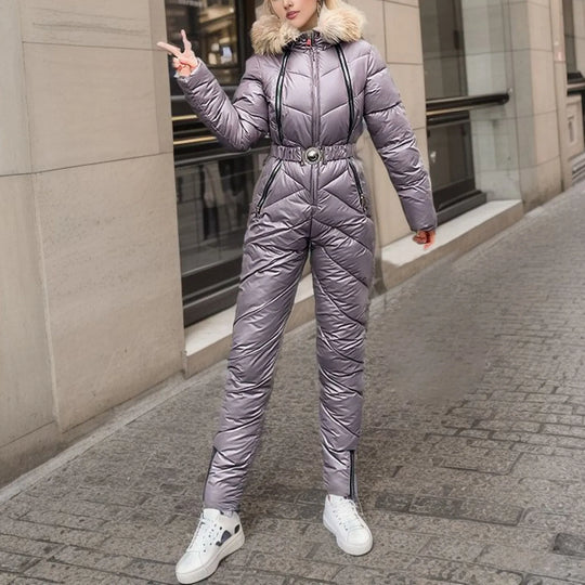 Een vrouw in een elegante één stuk winteroutfit.