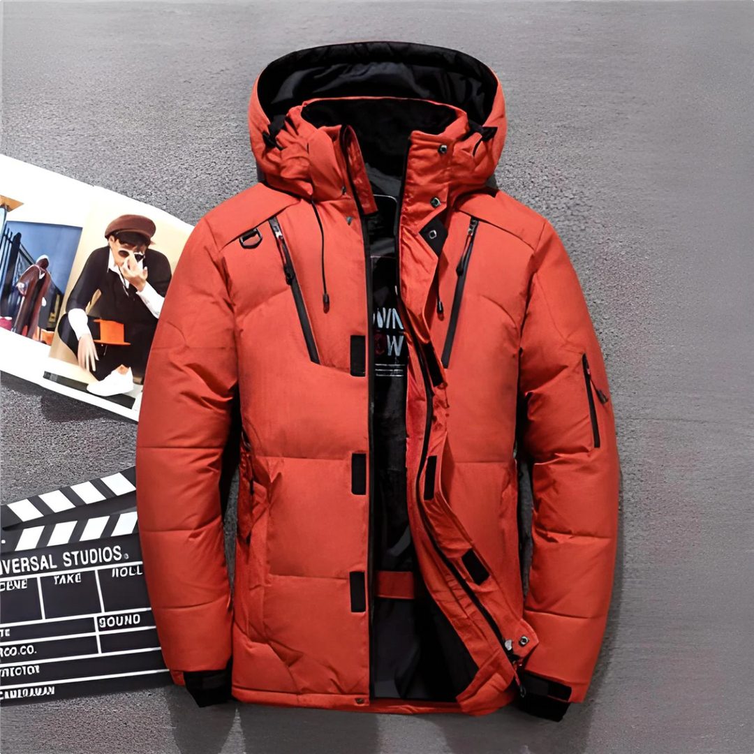 Daniel Heren warme winterjas met een gewatteerd ontwerp en een capuchon voor extra bescherming tegen de kou. Voorzien van praktische ritszakken en een stijlvol uiterlijk, perfect voor koude dagen.