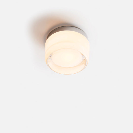Compacte plafondverlichting met een diameter van 13,5 cm en een hoogte van 8 cm, perfect voor een moderne uitstraling.