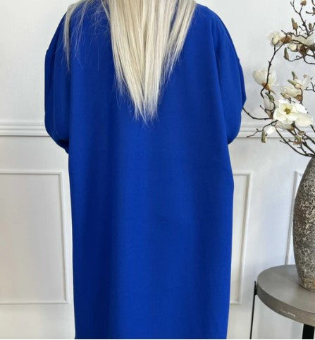 Vooraanzicht van een elegante lange jas met minimalistisch design.