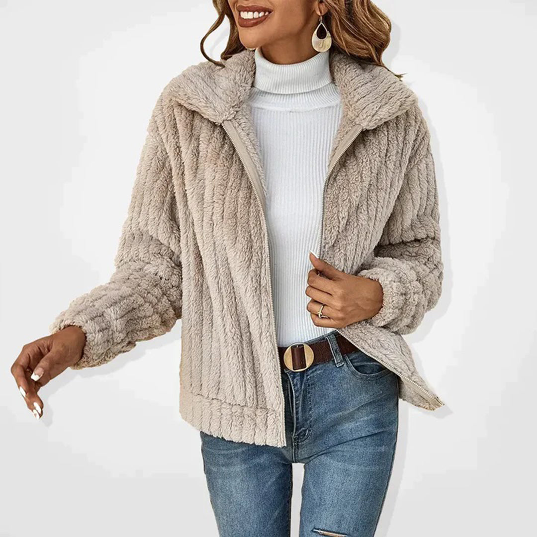 Warme, zachte damesjas van het merk Sanne, ontworpen voor ultiem comfort en stijl tijdens koude dagen. Deze jas combineert een knusse pasvorm met een elegant design, ideaal voor dagelijks gebruik in de winter. Gemaakt van hoogwaardig materiaal voor langdurige warmte en zachtheid, perfect voor een modieuze en comfortabele toevoeging aan elke wintergarderobe.