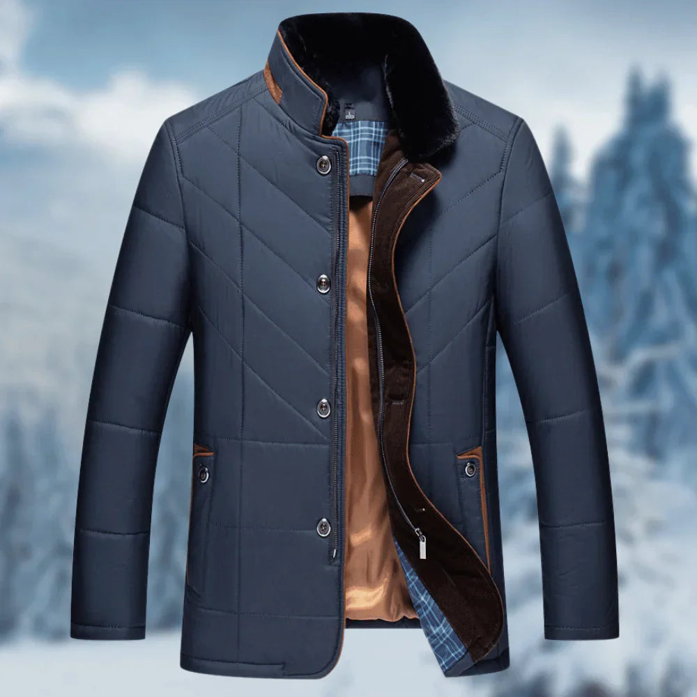 Patric - Mannen warme gewatteerde jas, ideaal als winterjas met een stijlvolle donkerblauwe kleur en een luxe gevoerde binnenkant. Perfect voor koude dagen, biedt zowel comfort als elegantie.






