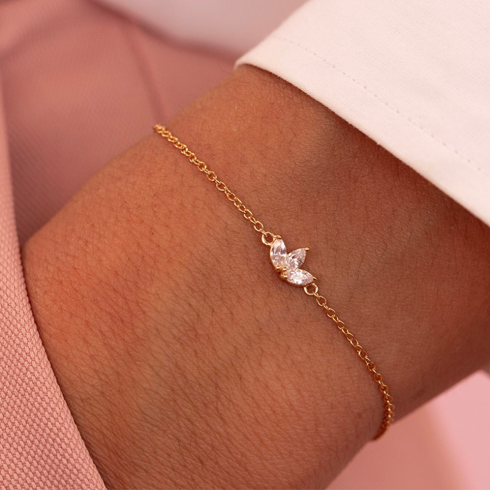 Bloem armband met verfijnd detail en subtiele stijl.
