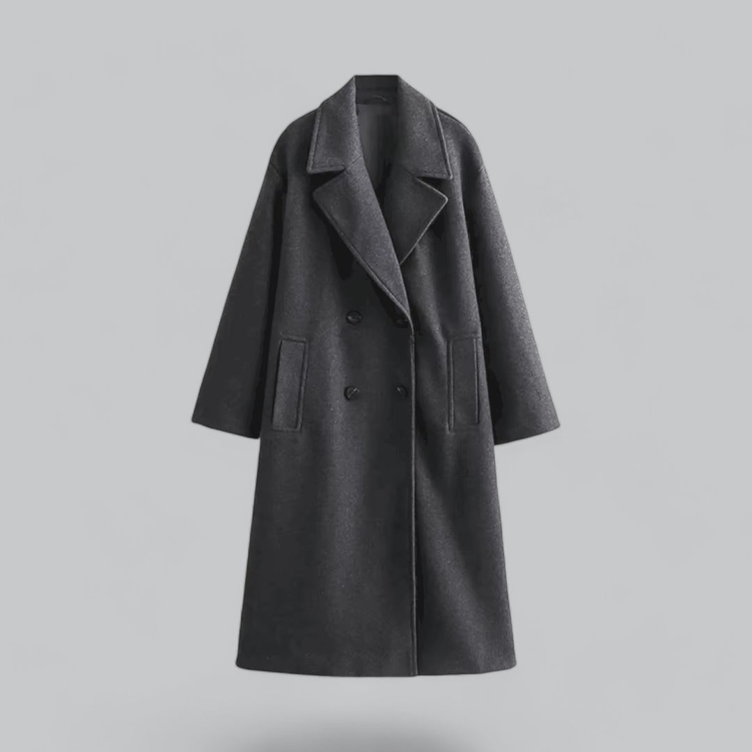Klassieke oversized mantel gecombineerd met een casual outfit.