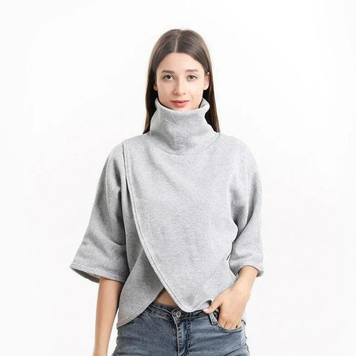Modebewuste vrouw draagt een elegante poncho pullover.