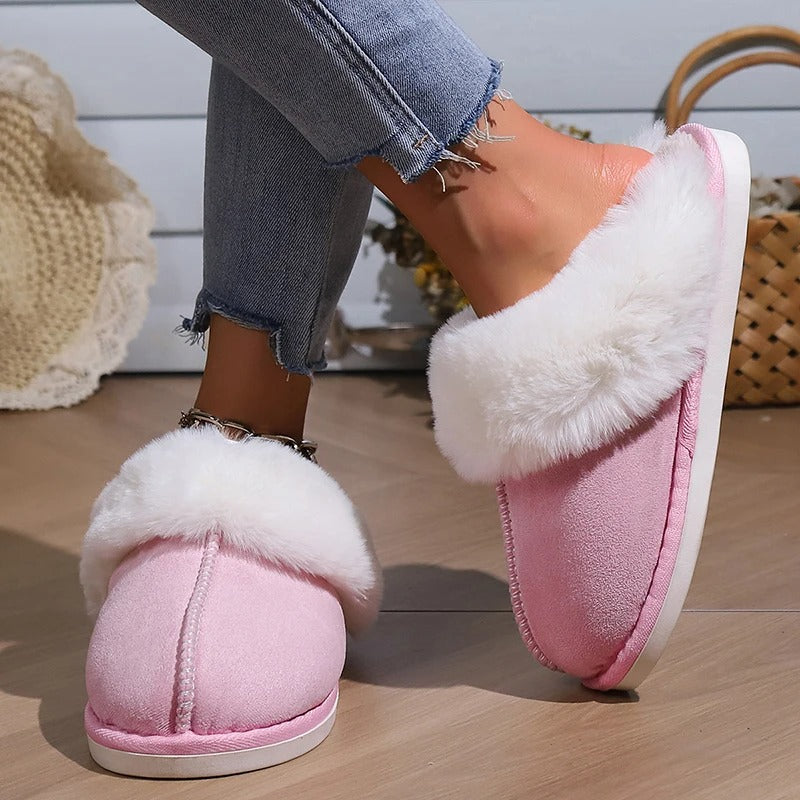 Luxe suède pantoffels met een knusse pluche voering in een huiselijke omgeving.
