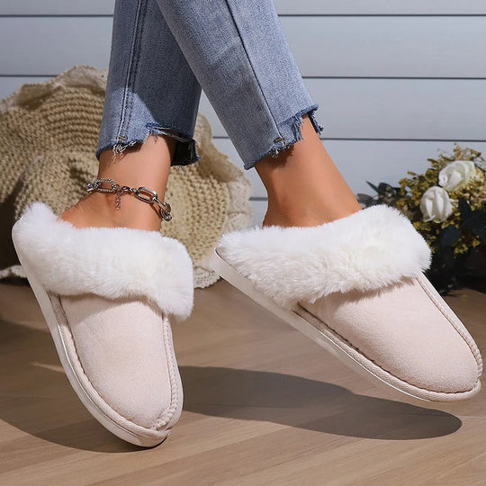 Stijlvolle pantoffels met een stevige antislipzool, gefotografeerd op houten vloeren.