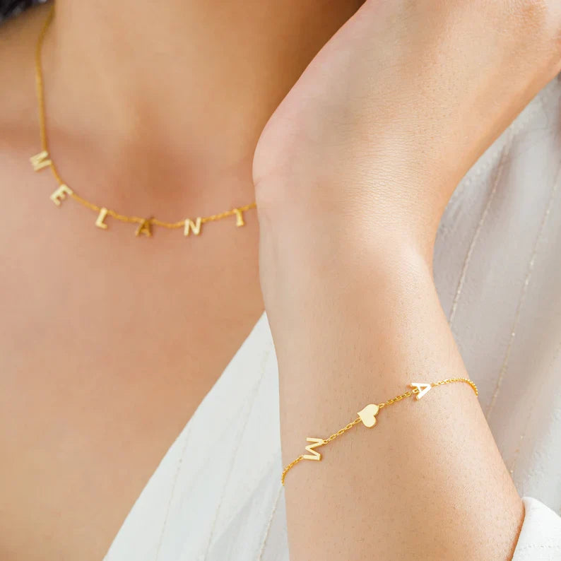 Gepersonaliseerde sieraden set met naamdetails, ideaal als uniek en stijlvol accessoire.

