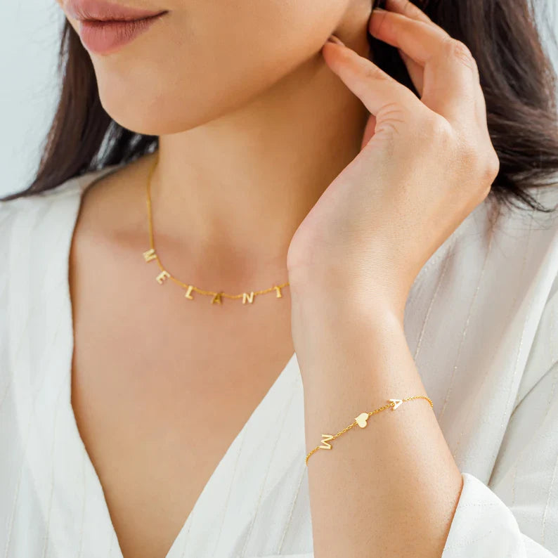 Naam ketting en armband met gepersonaliseerd design, perfect voor een elegante look.
