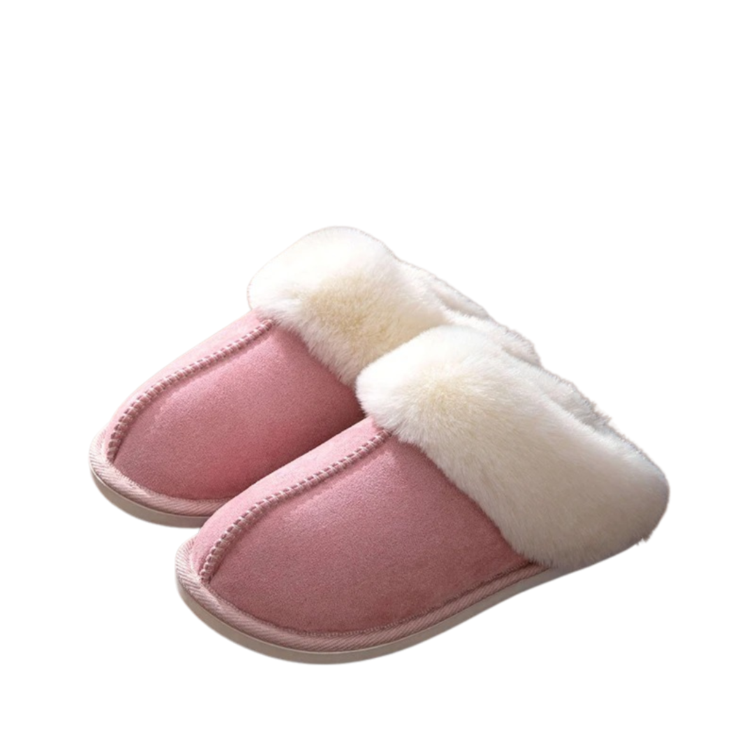 Een vrouw zit ontspannen met haar voeten gehuld in warme, knusse pantoffels.