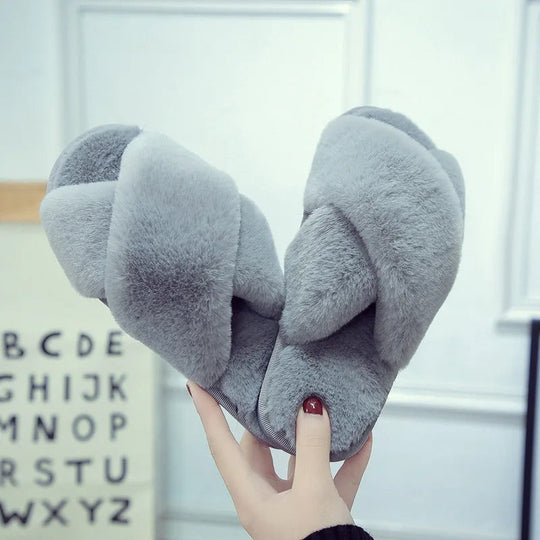 Close-up van pluche pantoffels met stevig kruisvormig ontwerp.