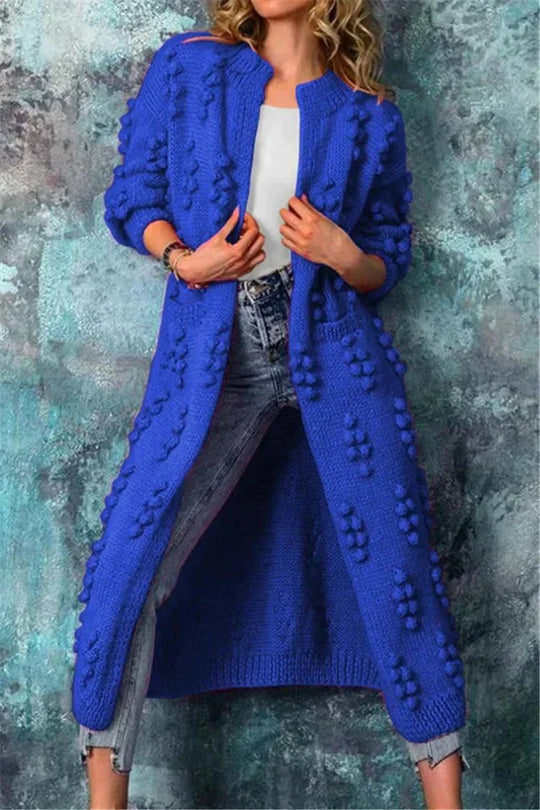 Esmée Vrouwelijke lange cardigan met een gebreid ontwerp en textuurdetails. Dit vest is perfect voor een stijlvolle en comfortabele look tijdens de koelere maanden.