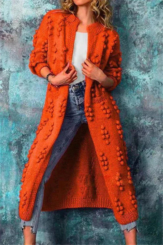 Esmée Vrouwelijke lange cardigan met een gebreid ontwerp en textuurdetails. Dit vest is perfect voor een stijlvolle en comfortabele look tijdens de koelere maanden.