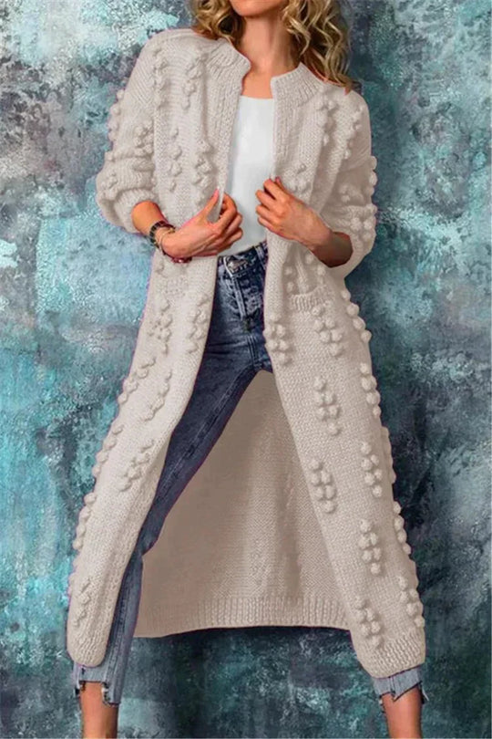 Esmée Vrouwelijke lange cardigan met een gebreid ontwerp en textuurdetails. Dit vest is perfect voor een stijlvolle en comfortabele look tijdens de koelere maanden.