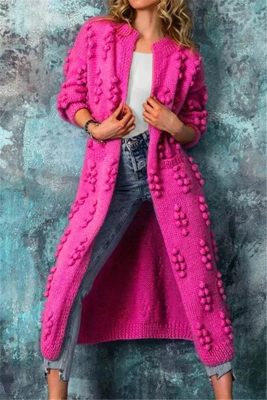 Esmée Vrouwelijke lange cardigan met een gebreid ontwerp en textuurdetails. Dit vest is perfect voor een stijlvolle en comfortabele look tijdens de koelere maanden.